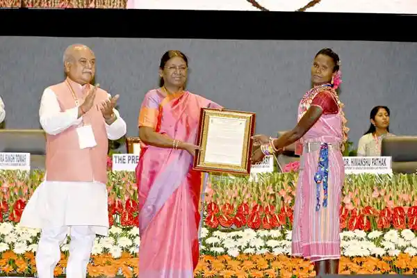 President Murmu honoured Farmer Lahari Bai with 'Plant Genome Patron Kisan  Samman'