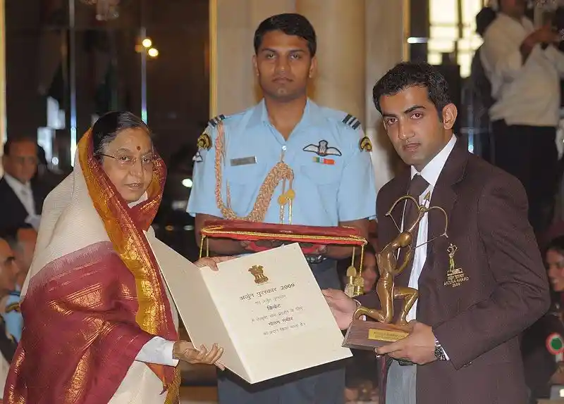 श्रीमती प्रतिभा पाटिल श्री गौतम गंभीर को क्रिकेट के लिए अर्जुन पुरस्कार प्रदान करती हुई; स्रोत: राष्ट्रपति सचिवालय, भारत सरकार