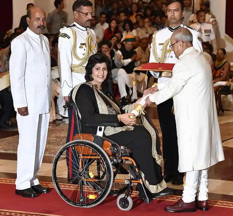 दीपा मलिक को पद्म श्री पुरस्कार प्रदान करते हुए श्री प्रणब मुखर्जी की तस्वीर; स्रोत: राष्ट्रपति सचिवालय (GODL-भारत)