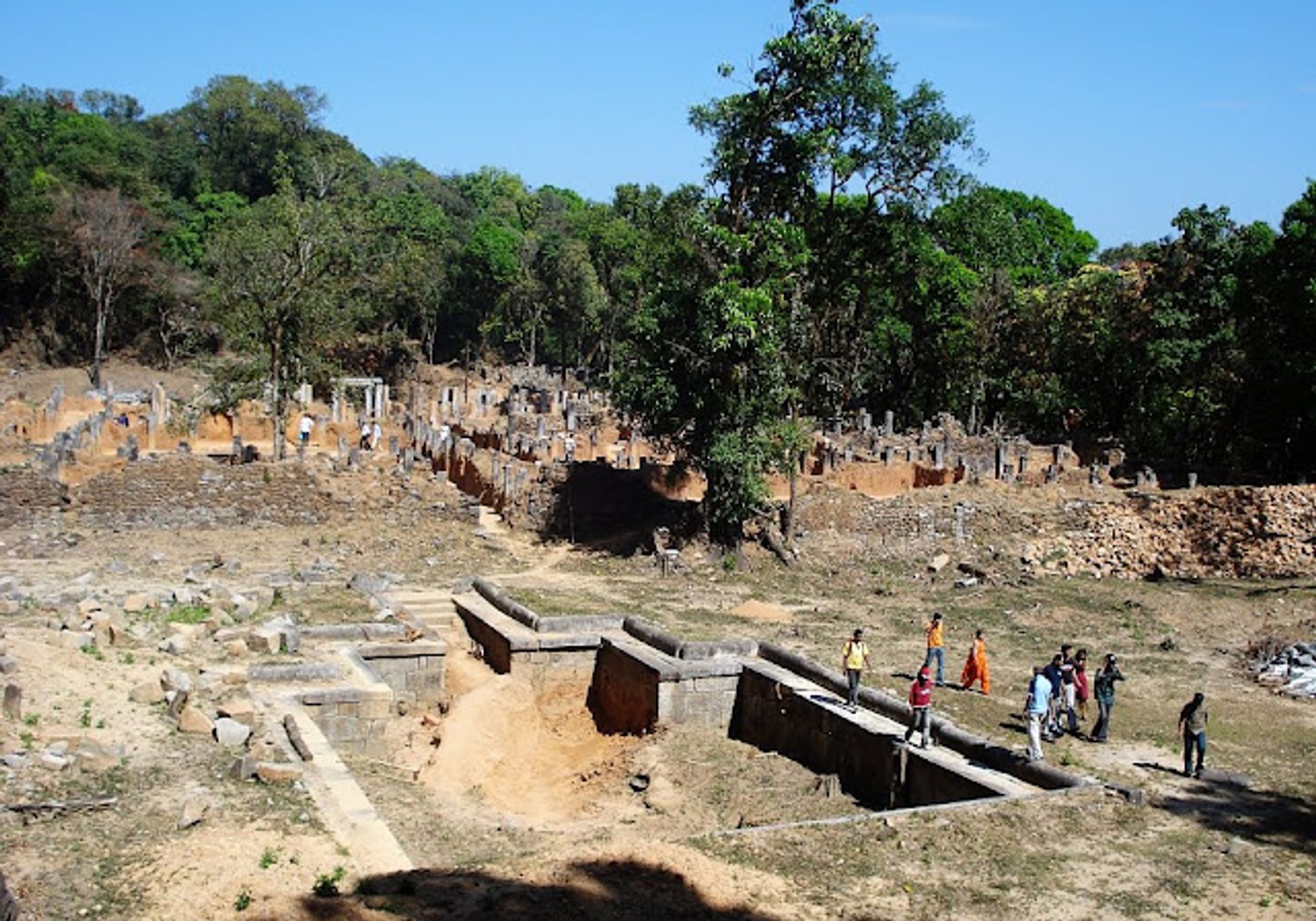 Ruins of a palace and a T-shaped bath/tank I Source: http://rakeshholla.blogspot.com/