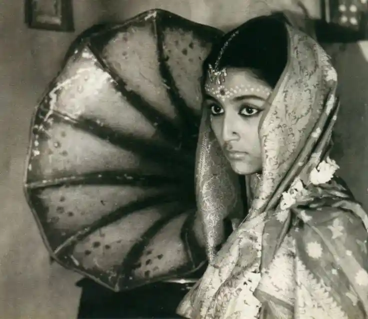 Aparna Sen in Satyajit Ray's Teen Kanya; Image Source- Twitter