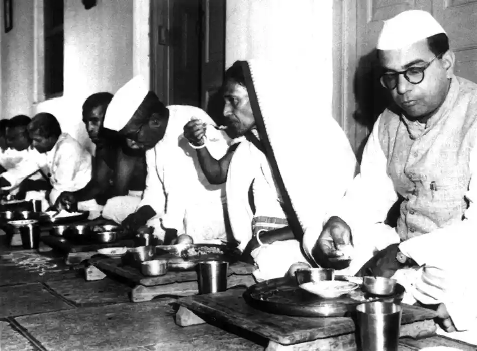 जानकी देवी, डॉ राजेंद्र प्रसाद व अन्य नेताओं के साथ भारतीय तरीक़े से खाना खाती हुई: तस्वीर साभार- Jamna Lal Bajaj Foundation