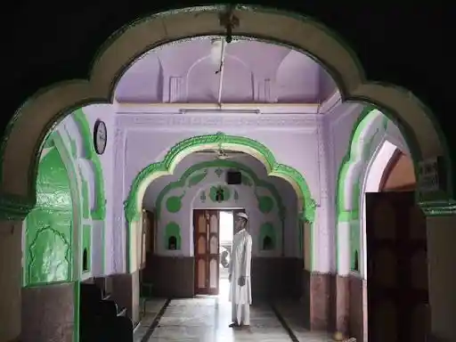 Masjid Mubarak Begum is located in Hauz Qazi Chowk, Chauri Bazaar. Image Source: CurlyTales