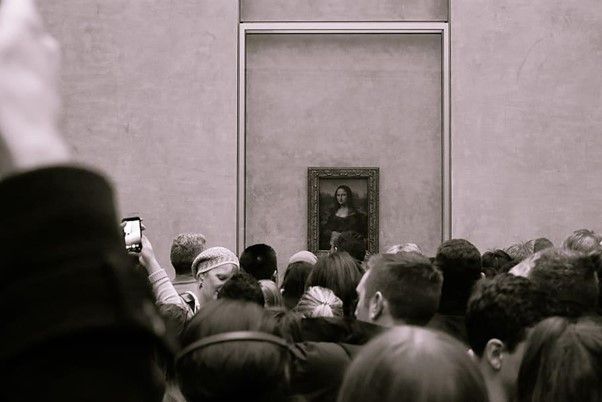Spectators in front of the Mona Lisa portrait at Louvre Museum, Paris. Image source: Wallpaper Flare.