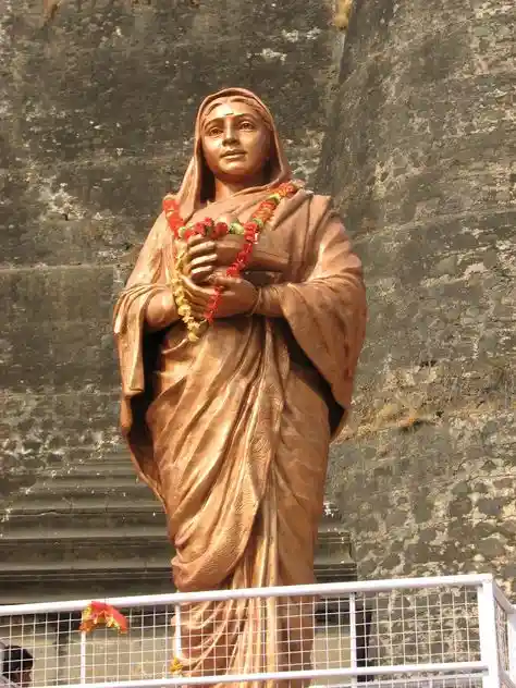 Statue of Rani Ahilyabai Holkar; Source: Pinterest
