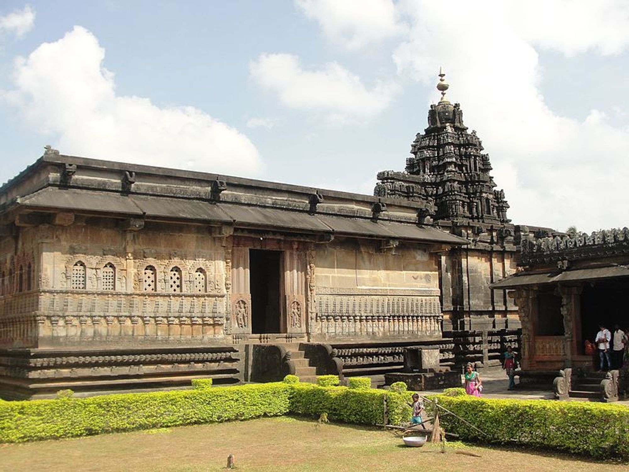 Side profile of the temple (Source- Wikipedia)