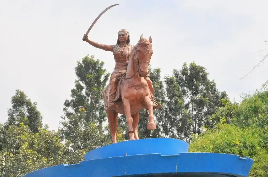 Statue of Kittur Rani Chennamma with her fighting pose. ; Source : Flickr 