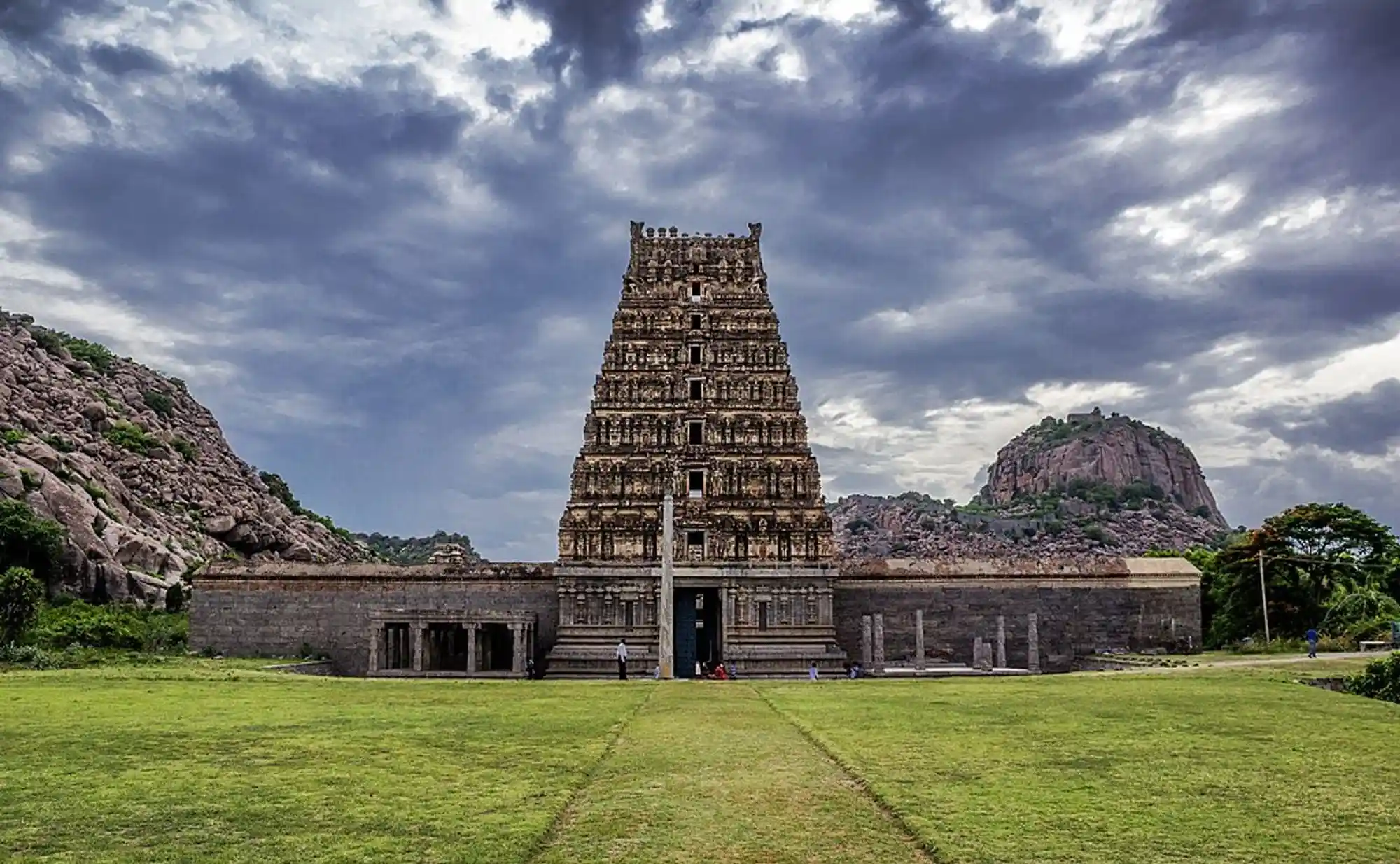 The spectacular main Gopuram I Source: Wikimedia Commons