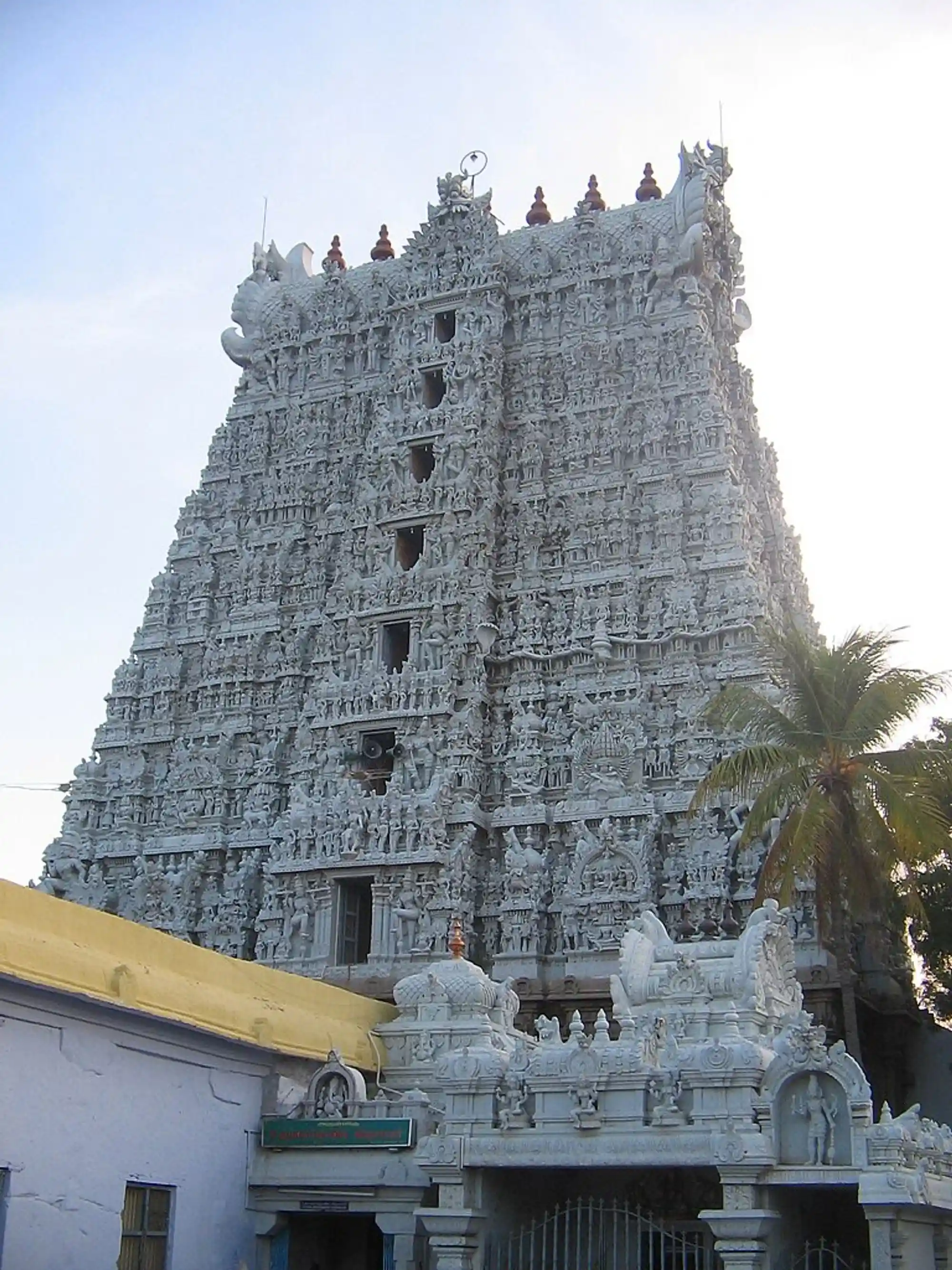 The towering white eastern Gopuram I Source: Wikimedia Commons