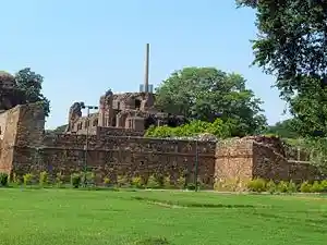 Ashokan Pillar at Firoz Shah Kotla. Image Courtesy: Wikimedia Commons