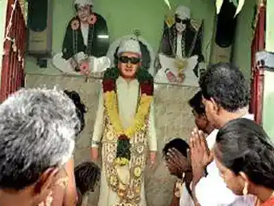 Devotees offering prayer to MGR in his temple, source: TOI
