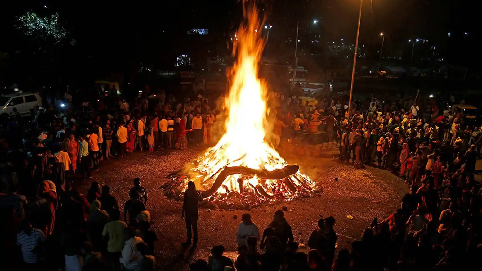 The fire pyre on the day of Holika Dahan; Image source: Dailyo