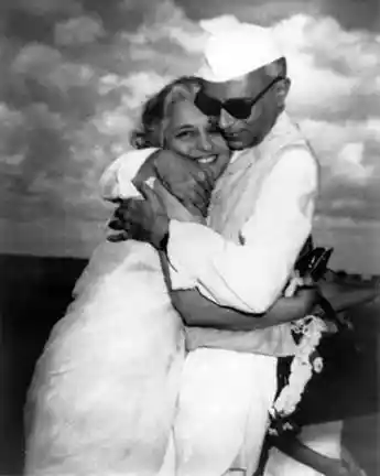 Pandit Jawaharlal Nehru greets his sister Vijaya Lakshmi Pandit at the airport; Image source: HOMAI VYARAWALLA/ALKAZI COLLECTION OF PHOTOGRAPHY