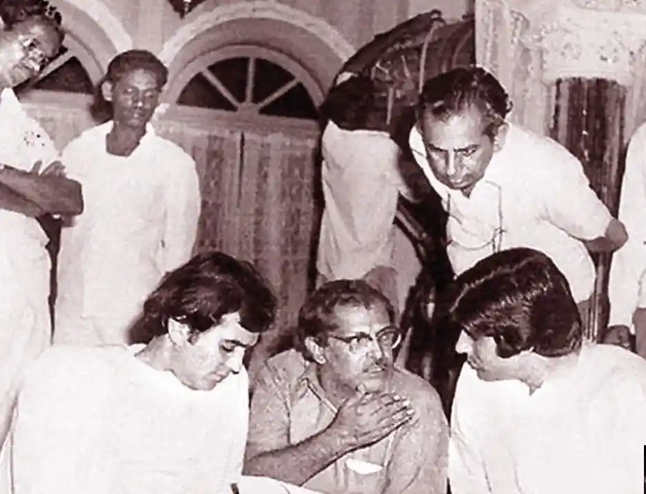 Hrishi Da with Rajesh Khanna and Amitabh Bachchan on the sets of Anand, Image Source- Mumbai Mirror 