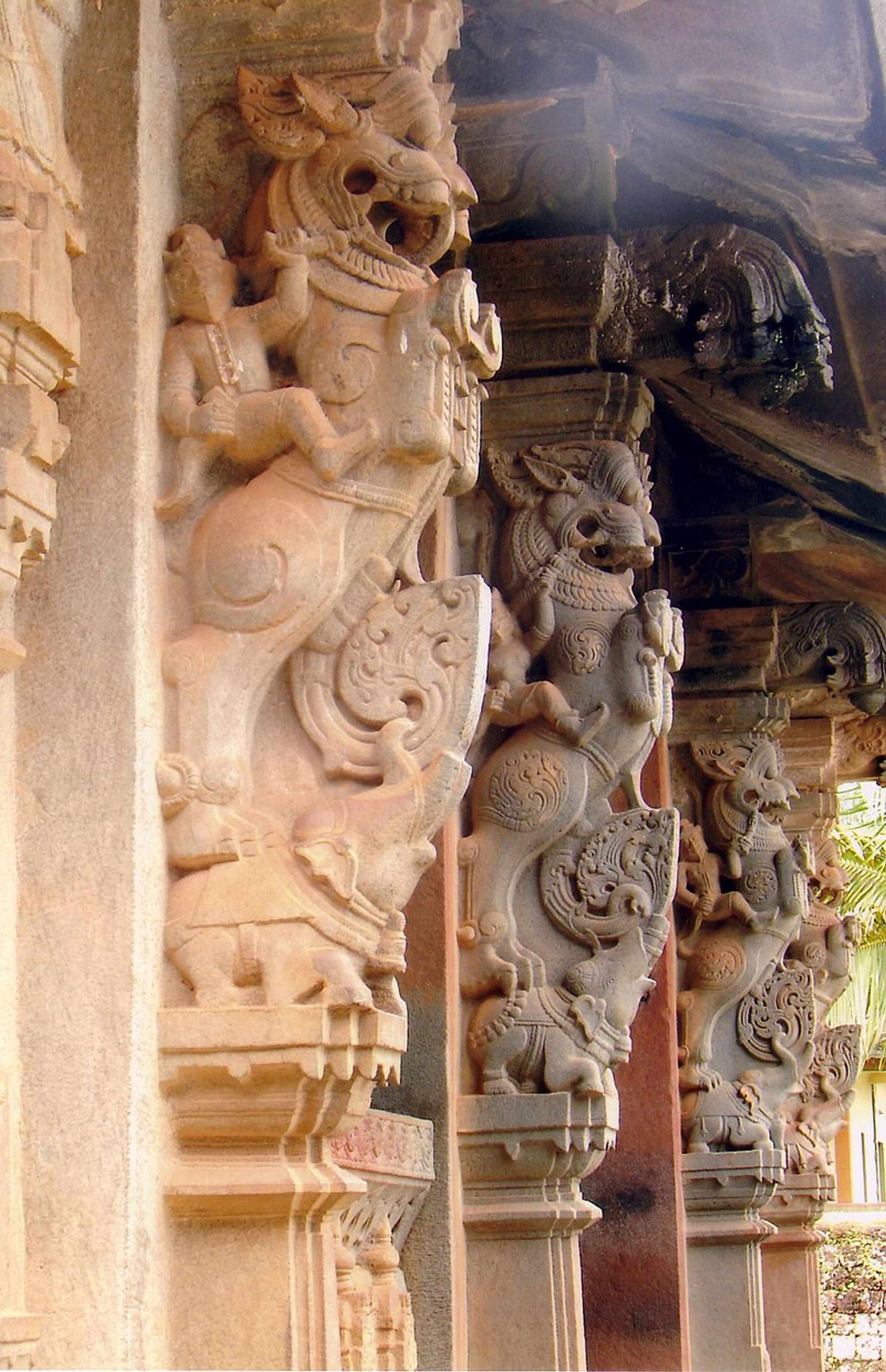 Yali pillars at the temple (Source- Wikipedia)