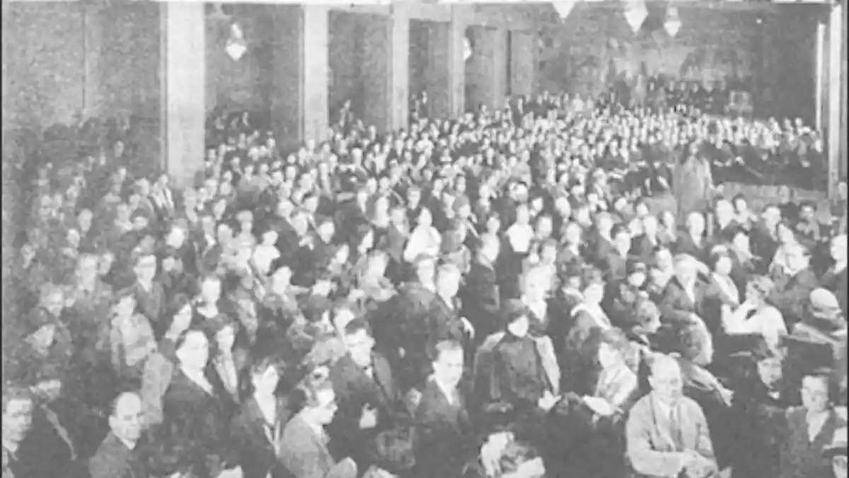 Yogananda giving a lecture in Boston. Credits: Wikimedia Commons