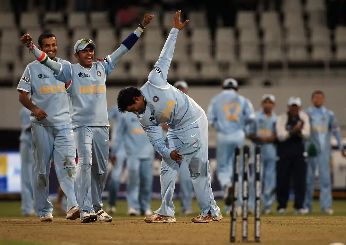 Robin Uthappa delivers the final blow and seals the win for India  (Source: Cricket Country)