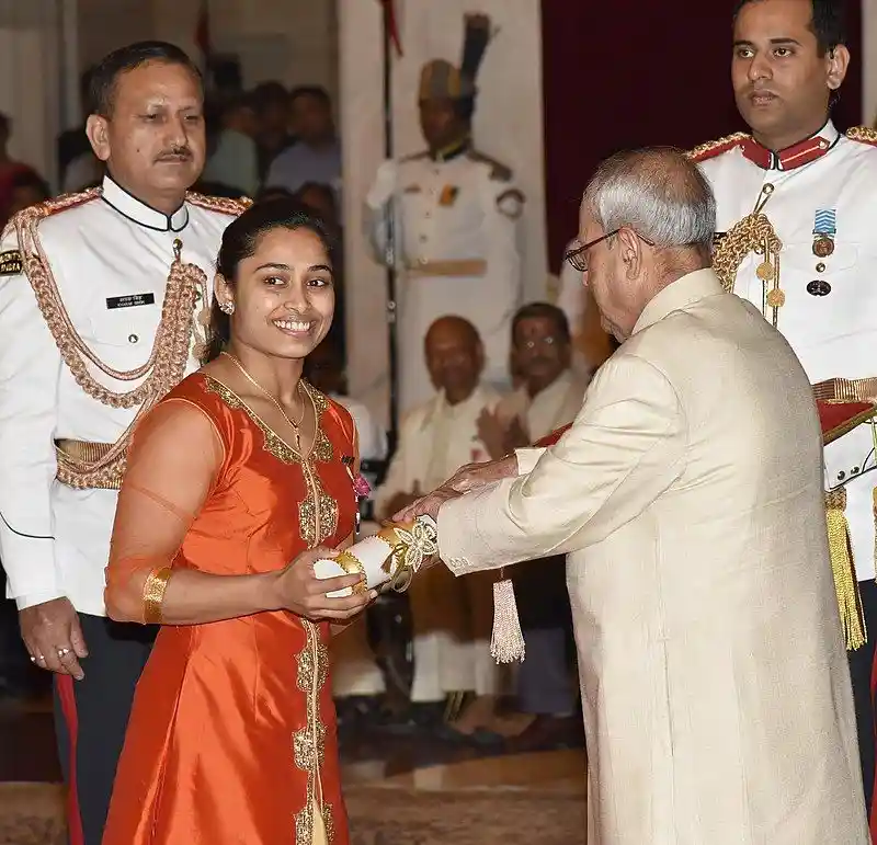 भारत के राष्ट्रपति, प्रणब मुखर्जी दीपा कर्माकर को पद्म श्री पुरस्कार प्रदान करते हुए (2017); स्त्रोत : राष्ट्रपति सचिवालय