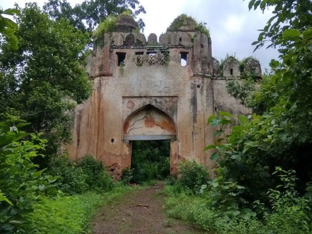 Fort of Palamu in Jharkhand, Image source- Tripinfi