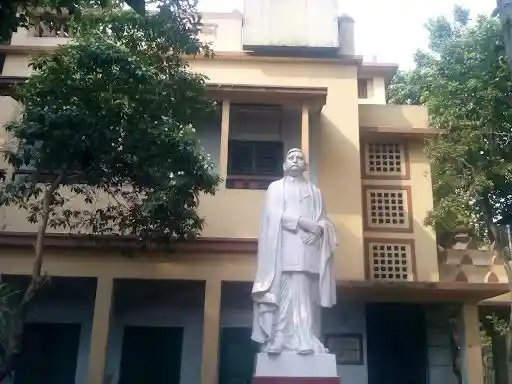 A statue of Girish Chandra at his residence; Image Source: Wikimedia Commons