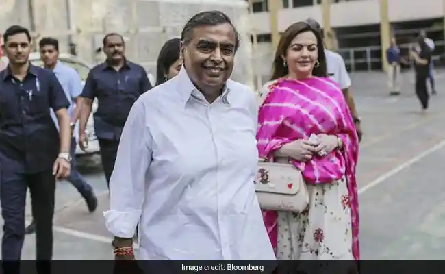 India's richest man seen in shopping malls with his wife