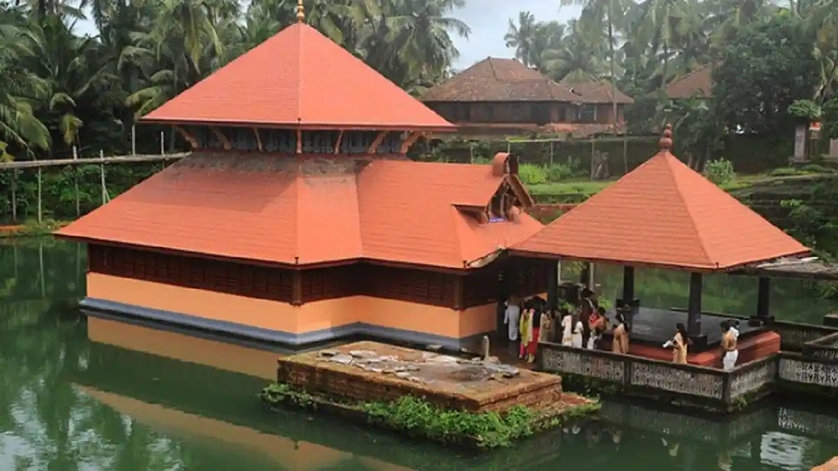 The beautiful Anantapur Lake temple amidst the lake, Image source- Kerala Tourism