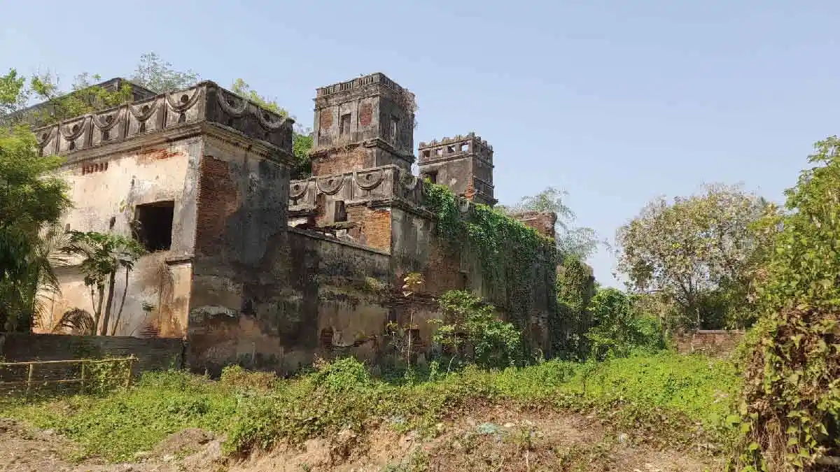 The Raipur Rajbari Ruins, Source: Sayantani Majumder