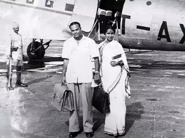 उषा सुंदरम अपने पति वी सुंदरम के साथ जक्कुर एयरोड्रम पर (1949): तस्वीर साभार- टाइम्स ऑफ़ इंडिया