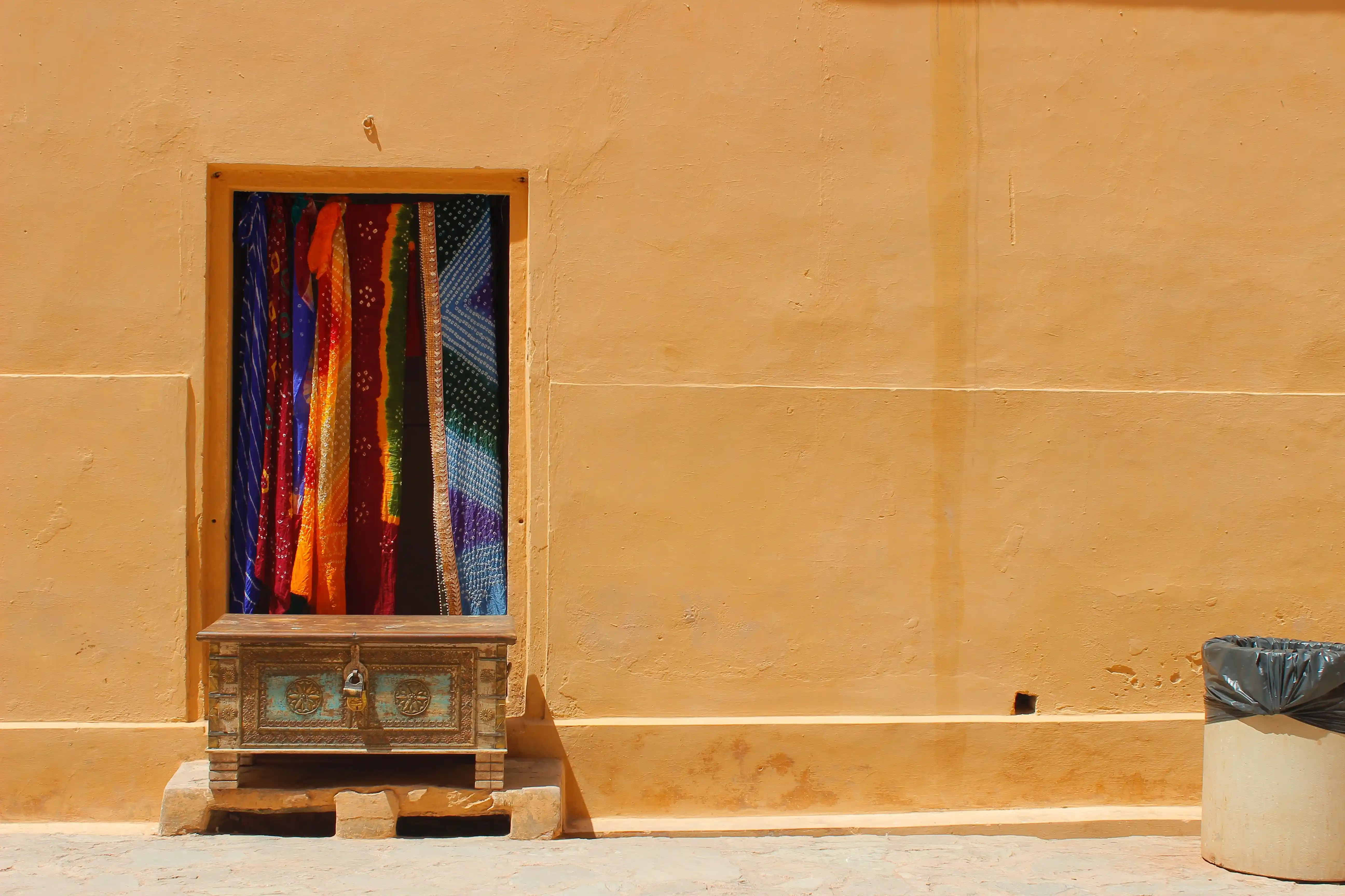 A Handicraft/Handloom Shop Inside the mighty Amer Fort, Jaipur, Rajasthan, India; Image Source: Unsplash/Varun